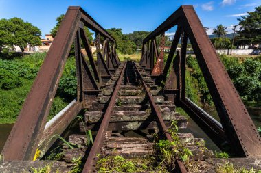 Itariri şehrindeki eski demiryolu köprüsü, 1910 yılında kente demiryolu istasyonunun gelişine yardım etmek için inşa edildi..