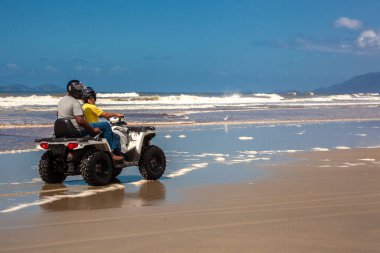 Ilha Comprida, Sao Paulo, Brezilya, 12 Mart 2015. Turistler Sao Paulo eyaletinde, Ilha Comprida 'da Boqueirao Sul plajı boyunca bisikletle geziyorlar.