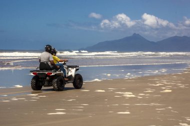 Ilha Comprida, Sao Paulo, Brezilya, 12 Mart 2015. Turistler Sao Paulo eyaletinde, Ilha Comprida 'da Boqueirao Sul plajı boyunca bisikletle geziyorlar.