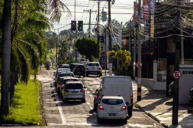 Marilia, Sao Paulo, Brezilya, 14 Mart 2024. Araç trafiği Marilia 'nın merkezindeki ticari bir caddenin trafik ışıklarında durdu.