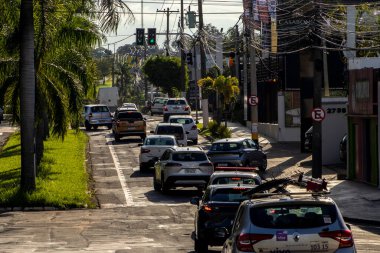 Marilia, Sao Paulo, Brezilya, 14 Mart 2024. Araç trafiği Marilia 'nın merkezindeki ticari bir caddenin trafik ışıklarında durdu.