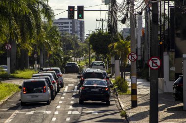 Marilia, Sao Paulo, Brezilya, 14 Mart 2024. Araç trafiği Marilia 'nın merkezindeki ticari bir caddenin trafik ışıklarında durdu.