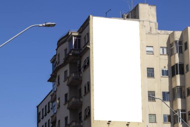 Brezilya 'da şehrin caddesindeki binanın ön cephesinde büyük boş reklam panoları, reklam panoları.