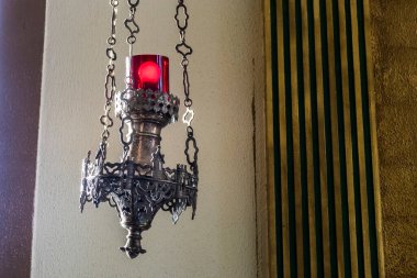 Kutsanmış Ayinin Lambası Brezilya 'da bir Katolik kilisesinde asılı.