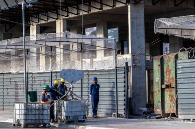 Sao Paulo, Brezilya, Haziran 02, 2021. Crane ve işçiler Sao Paulo şehrinde inşaat alanında.