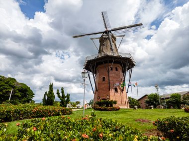 Holambra, Sao Paulo eyaletindeki Hollanda yel değirmeni kopyası. Holambra, Brezilya 'nın önde gelen çiçek üretimi ve Hollandalı göçmen vatandaşlarıdır..