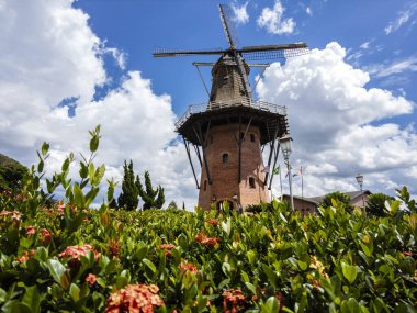 Holambra, Sao Paulo eyaletindeki Hollanda yel değirmeni kopyası. Holambra, Brezilya 'nın önde gelen çiçek üretimi ve Hollandalı göçmen vatandaşlarıdır..