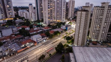 Öğleden sonra Sao Paulo şehrinin güney bölgesindeki bir cadde üzerindeki araç trafiğinin ve otobüs yolunun görüntüsü.