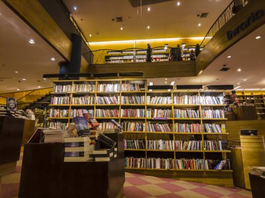 Sao Paulo, Brezilya, 16 Şubat 2023: Müşteriler Sao Paulo şehrindeki kitapçıdan kitap alıyorlar