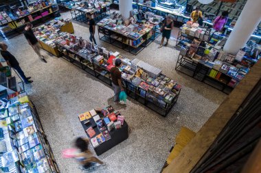 Sao Paulo, Brezilya, 16 Şubat 2023: Müşteriler Sao Paulo şehrindeki kitapçıdan kitap alıyorlar