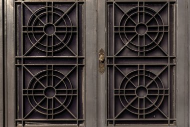 Brezilya 'da bir binanın girişindeki kapı kolunu ve kilidini vurgulayan eski bir demir kapının ayrıntıları.