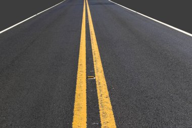 Brezilya 'da, üzerinde iki sarı çizgi ve işaretler bulunan gri model ve asfalt yol.