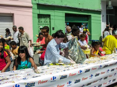 Sao Paulo, Brezilya, Jan, 25, 2006. Bixiga keki, şehrin kuruluş yıldönümünde halka dağıtıldı. Dünyanın en büyüklerinden biri olarak kabul edilir ve şehirde her yıl bir metre ölçülür.
