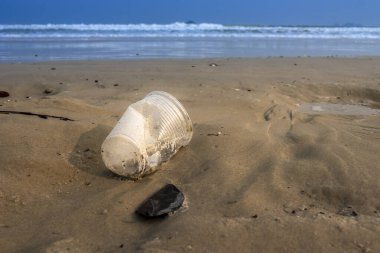 Plastik bardak, Brezilya 'da kumsala atılmış çöp gibi atılıyor.