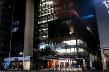 Sao Paulo, SP, Brezilya, Haziran 06, 2023. Sao Paulo 'nun merkez bölgesi Paulista Bulvarı' ndaki Moreira Salles Enstitüsü 'nün girişi ve ön cephesi aydınlandı.