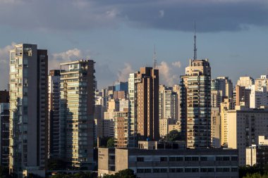 Modern apartmanların dış yüzeyi sürgülü kapılar, pencereler ve balkonlar da dahil olmak üzere camlarla doludur. Sao Paulo şehrinde sıkışık hissetmemek için.