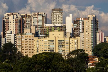 Modern apartmanların dış yüzeyi sürgülü kapılar, pencereler ve balkonlar da dahil olmak üzere camlarla doludur. Sao Paulo şehrinde sıkışık hissetmemek için.