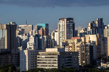 Modern apartmanların dış yüzeyi sürgülü kapılar, pencereler ve balkonlar da dahil olmak üzere camlarla doludur. Sao Paulo şehrinde sıkışık hissetmemek için.