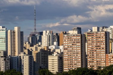 Modern apartmanların dış yüzeyi sürgülü kapılar, pencereler ve balkonlar da dahil olmak üzere camlarla doludur. Sao Paulo şehrinde sıkışık hissetmemek için.