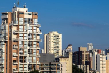 Modern apartmanların dış yüzeyi sürgülü kapılar, pencereler ve balkonlar da dahil olmak üzere camlarla doludur. Sao Paulo şehrinde sıkışık hissetmemek için.