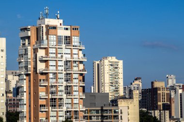 Modern apartmanların dış yüzeyi sürgülü kapılar, pencereler ve balkonlar da dahil olmak üzere camlarla doludur. Sao Paulo şehrinde sıkışık hissetmemek için.