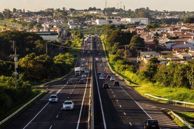 Marilia, Sao Paulo, Brezilya, 13 Mart 2023. Marilia, SP 'den geçen Contorno otoyolunda araçlar hareket ediyor. Arka planda Marilia alışveriş merkezini görebilirsiniz.