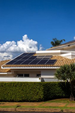 Brezilya 'da güneş ışığı yoluyla elektrik enerjisi üretimi için çatıya fotovoltaik paneller yerleştirilmiş yüksek standart konutlar için konut