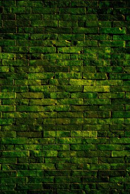 Tasarım için boş tuğla duvar arka planında sarı ve yeşil ışık efektleri. Sert beton, alçılı beton zemin, Brezilya 'da yukarıdan parlayan yeşil ışıklar.
