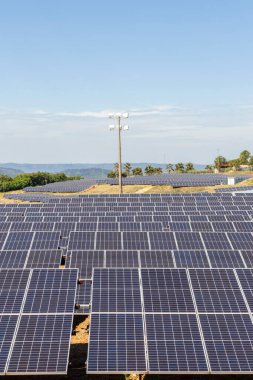 Güneş ışığından elde edilen güneş enerjisi Brezilya 'da birçok güneş fotovoltaik plakası gösteriyor