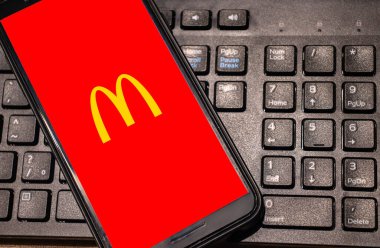 Sao Paulo, Brezilya, Mayıs 05, 2024. Mc Donalds 'ın kırmızı ve sarı logosu Brezilya' da PC klavye geçmişine sahip bir akıllı telefonda görülüyor