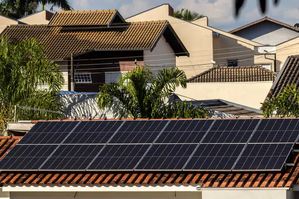 stock image Residential house for high standard housing, with photovoltaic panels installed on the roof, for the production of electrical energy through sunlight, in Brazil