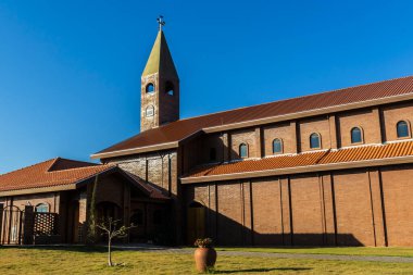 Kilisenin ön cephesi, Brezilya 'nın Sao Paulo eyaletinin kırsal kesimindeki Divina Misericordiaa Manastırı' nın önü tuğlalarla örülü.
