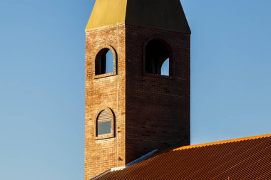 Kilisenin ön cephesi, Brezilya 'nın Sao Paulo eyaletinin kırsal kesimindeki Divina Misericordiaa Manastırı' nın önü tuğlalarla örülü.