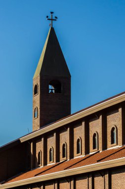 Kilisenin ön cephesi, Brezilya 'nın Sao Paulo eyaletinin kırsal kesimindeki Divina Misericordiaa Manastırı' nın önü tuğlalarla örülü.