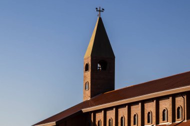 Kilisenin ön cephesi, Brezilya 'nın Sao Paulo eyaletinin kırsal kesimindeki Divina Misericordiaa Manastırı' nın önü tuğlalarla örülü.