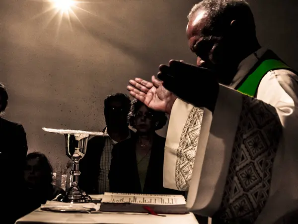 stock image Sao Paulo, Brazil, June 12, 2006. Priest celebrates the Eucharist during the mass held at Aflitos Chapel, in the Liberdade neighborhood, in the central region of the city of Sao Paulo