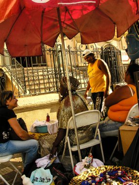 Sao Paulo, Brezilya, 26 Mart 2007. Candombl azizlerinin anneleri Sao Paulo 'nun orta bölgesindeki Liberdade Mahallesi' ndeki Enforcados Kilisesi önünde Cowrie kabukları okurlar..