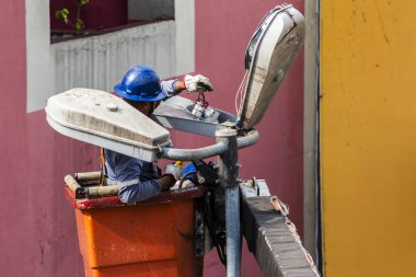 Sao Paulo, SP, Brezilya, 16 Kasım 2021. Kamu aydınlatma şirketinin bir çalışanı Sao Paulo 'nun orta bölgesinde LED lambalarla floresan lambaları takas ediyor.