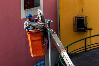 Sao Paulo, SP, Brezilya, 16 Kasım 2021. Kamu aydınlatma şirketinin bir çalışanı Sao Paulo 'nun orta bölgesinde LED lambalarla floresan lambaları takas ediyor.