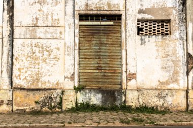 Brezilya 'daki küçük bir şehirde terk edilmiş bir demiryolunun yanındaki eski bir sanayi deposunun cephesi.