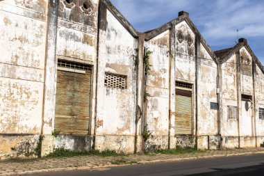 Brezilya 'daki küçük bir şehirde terk edilmiş bir demiryolunun yanındaki eski bir sanayi deposunun cephesi.