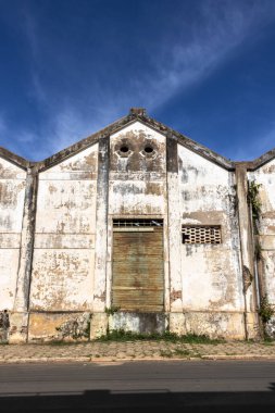 Brezilya 'daki küçük bir şehirde terk edilmiş bir demiryolunun yanındaki eski bir sanayi deposunun cephesi.