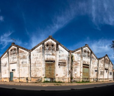 Brezilya 'daki küçük bir şehirde terk edilmiş bir demiryolunun yanındaki eski bir sanayi deposunun cephesi.