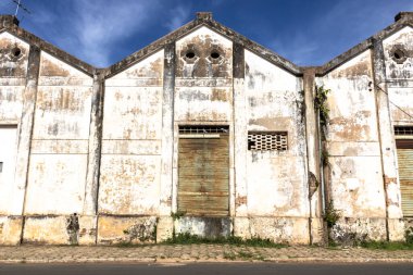 Brezilya 'daki küçük bir şehirde terk edilmiş bir demiryolunun yanındaki eski bir sanayi deposunun cephesi.
