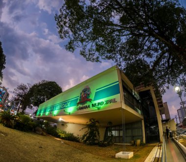 Marilia, Sao Paulo, Brezilya, Ekim 02, 2023. Marilia şehrinin merkezindeki Belediye Binası ve Belediye Meclisi binasının cephesinin gece görüşü, SP