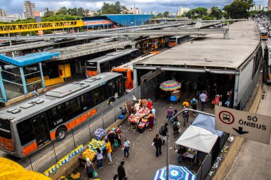 Sao Paulo, SP, Brezilya, Ocak 01, 2024. Sokak satıcıları Sao Paulo şehir merkezindeki Dom Pedro II otobüs terminalinin giriş ve çıkışında araç ve yolcu taşımacılığı yapıyor.