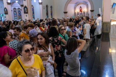 Marilia, Sao Paulo, Brezilya, 13 Haziran 2024. Aziz Marilia 'nın merkezinde Aziz Antonio Kilisesi' nde düzenlenen ayine katılan Katolik inananlar da katılıyor.