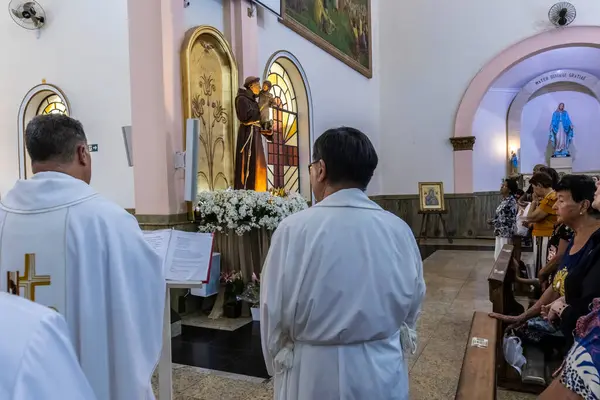 stock image Marilia, Sao Paulo, Brazil, June 13, 2024. Catholic faithful attend the mass celebrated at the Church of Santo Antonio in honor of the saint is day, in downtown of Marilia