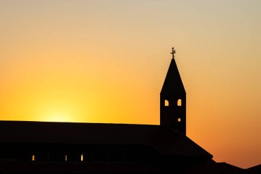 Brezilya 'da gün batımında gökyüzü olan bir Hıristiyan kilisesinin silueti.