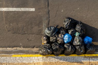 Brezilya 'da kaldırımdaki plastik çöp torbalarının en üst görüntüsü.